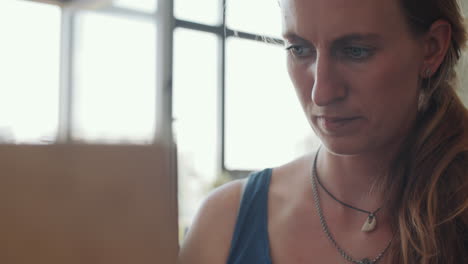 mujer concentrándose en un documento