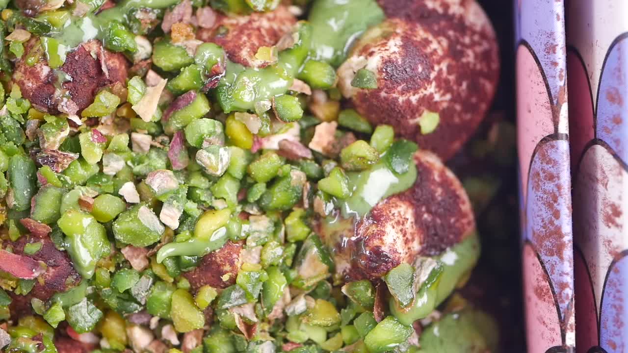 Primo piano di un dessert gourmet al pistacchio con un filo di salsa verde