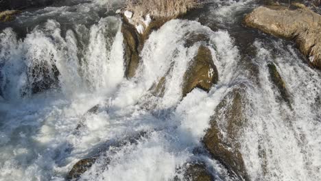 Agua-Que-Fluye-De-Las-Piedras