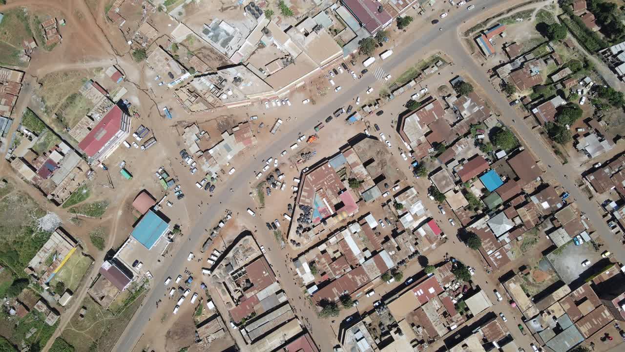 Veduta aerea dall'alto su una trafficata città africana, Loitokitok, Kenya.