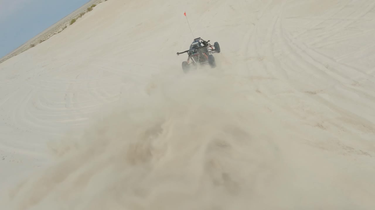 fpv 드론이 모래 언덕에서 자동차를  ⁇ 는 영상