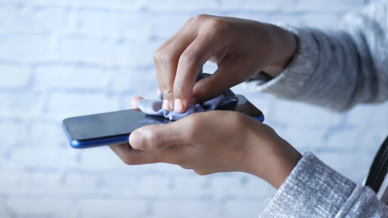 Cleaning a smartphone screen