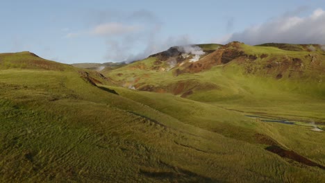 Drohnen-Luftaufnahme-Des-Dampfes,-Der-Aus-Den-Hügeln-Islands-Austritt,-Zeigt-Die-Kraft-Der-Natur-Und-Der-Geothermie