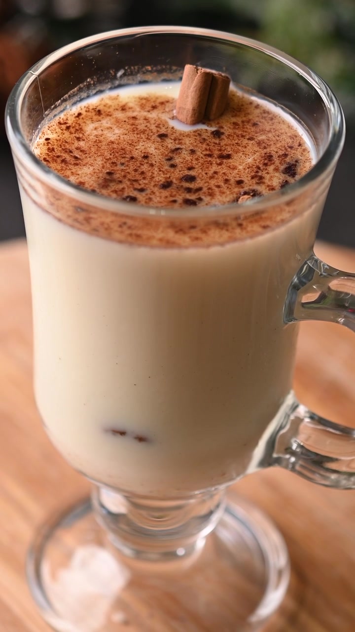 Eggnog con cannella in un bicchiere