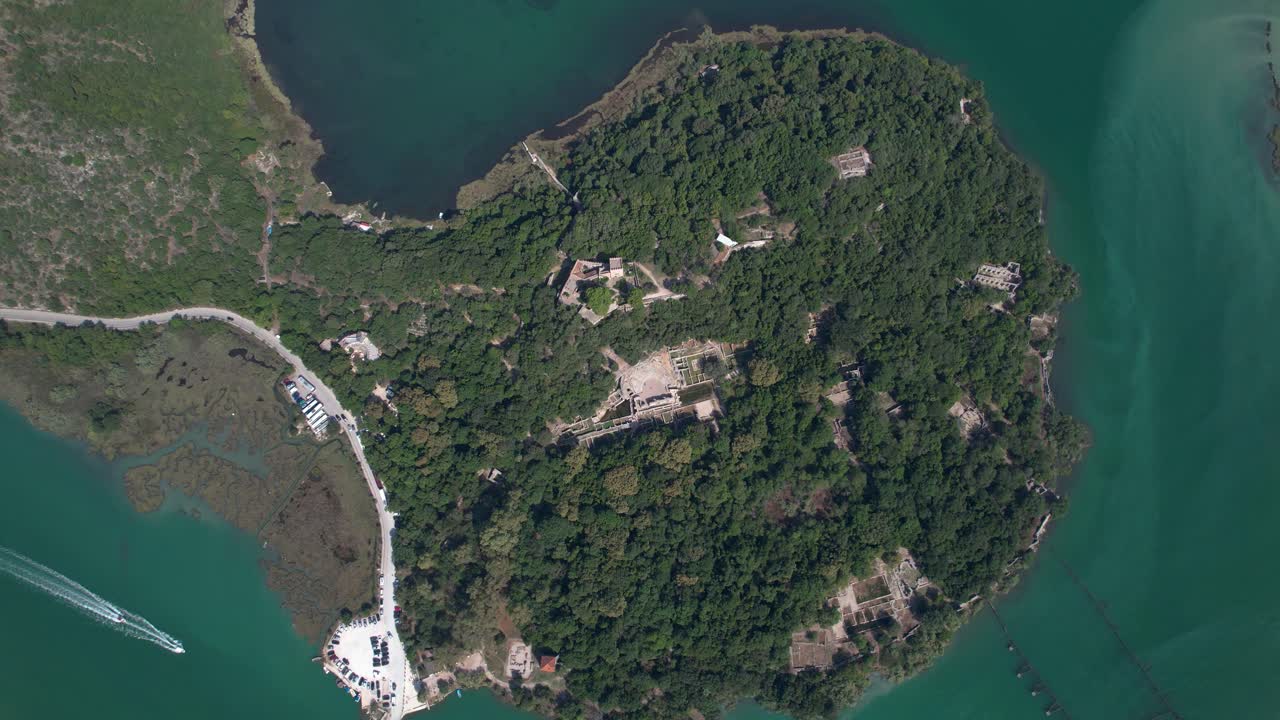 encantador butrint: vistas de la cima de una antigua ciudad rodeada de una laguna turquesa, sitio arqueológico romano de la unesco