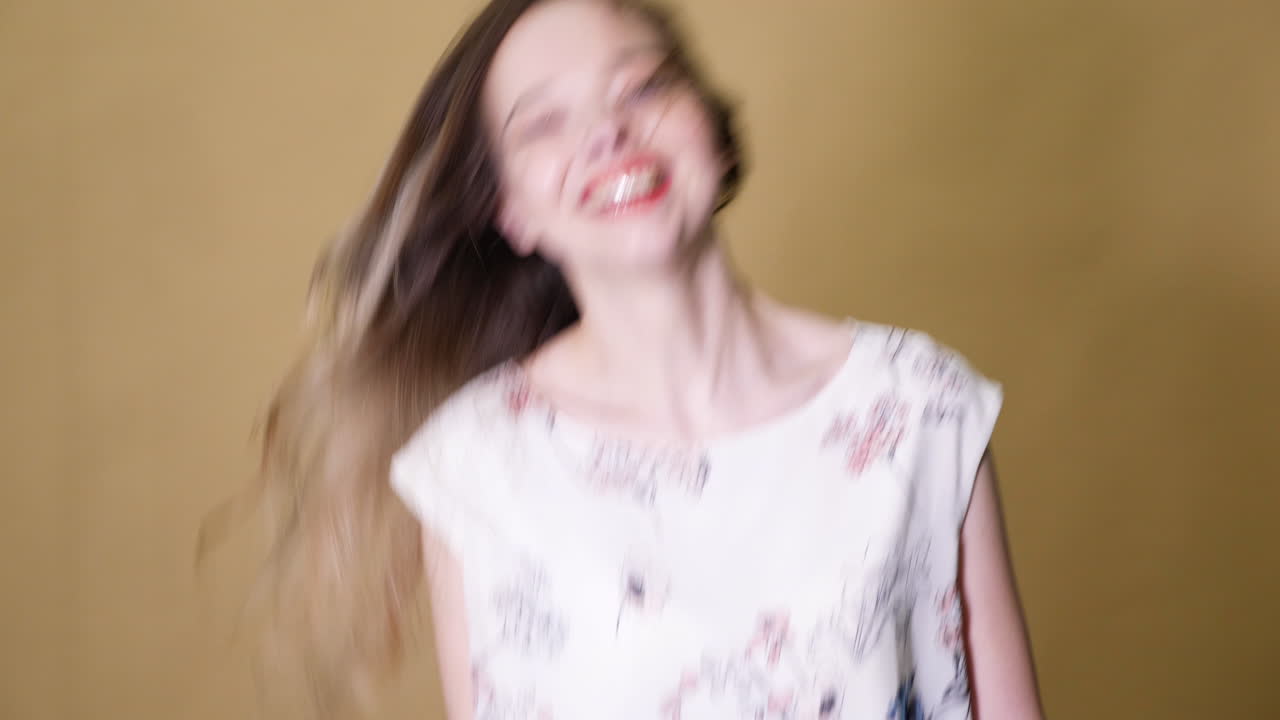 꽃 을 입은 행복한 젊은 여성