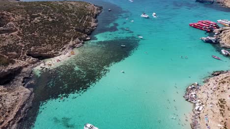 Luftaufnahme-Der-Himmlischen-Landschaften-Der-Blauen-Lagune-Von-Comino,-Malta,-Mittelmeer