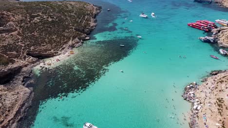 widok z powietrza na niebiańskie krajobrazy niebieskiej laguny comino, malta, morze śródziemne