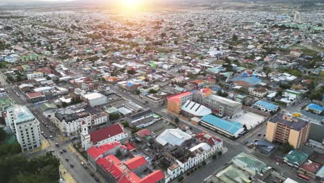 vista panorámica aérea, centro de punta arenas, chile, calle del paisaje urbano de la región urbana más austral patagónica, puerta antártica chilena