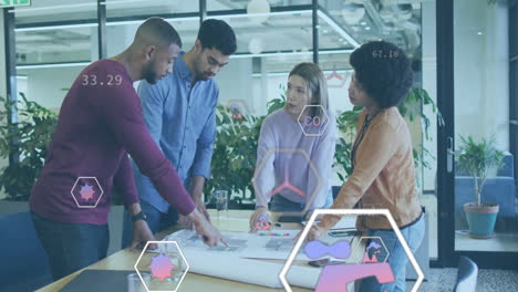 animación de iconos ecológicos y procesamiento de datos sobre diversas personas de negocios en la oficina