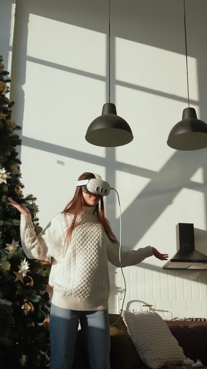 женщина использует vr-гарнитуру на современной кухне на рождество