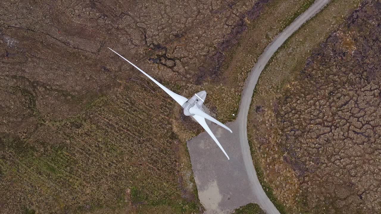 Drohnenaufnahme aus großer Höhe über einem Windrad in einem Windpark auf den Hebriden