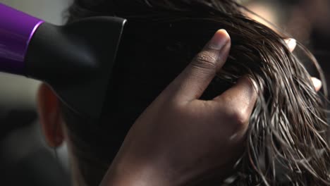 secador de pelo secando el cabello negro en cámara lenta