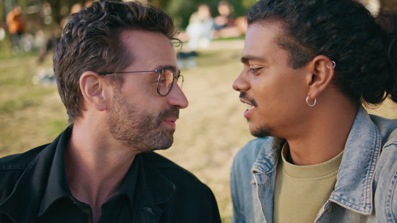 dos hombres hablando en un parque