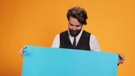 el mayordomo de clase tiene una bandera azul vacía