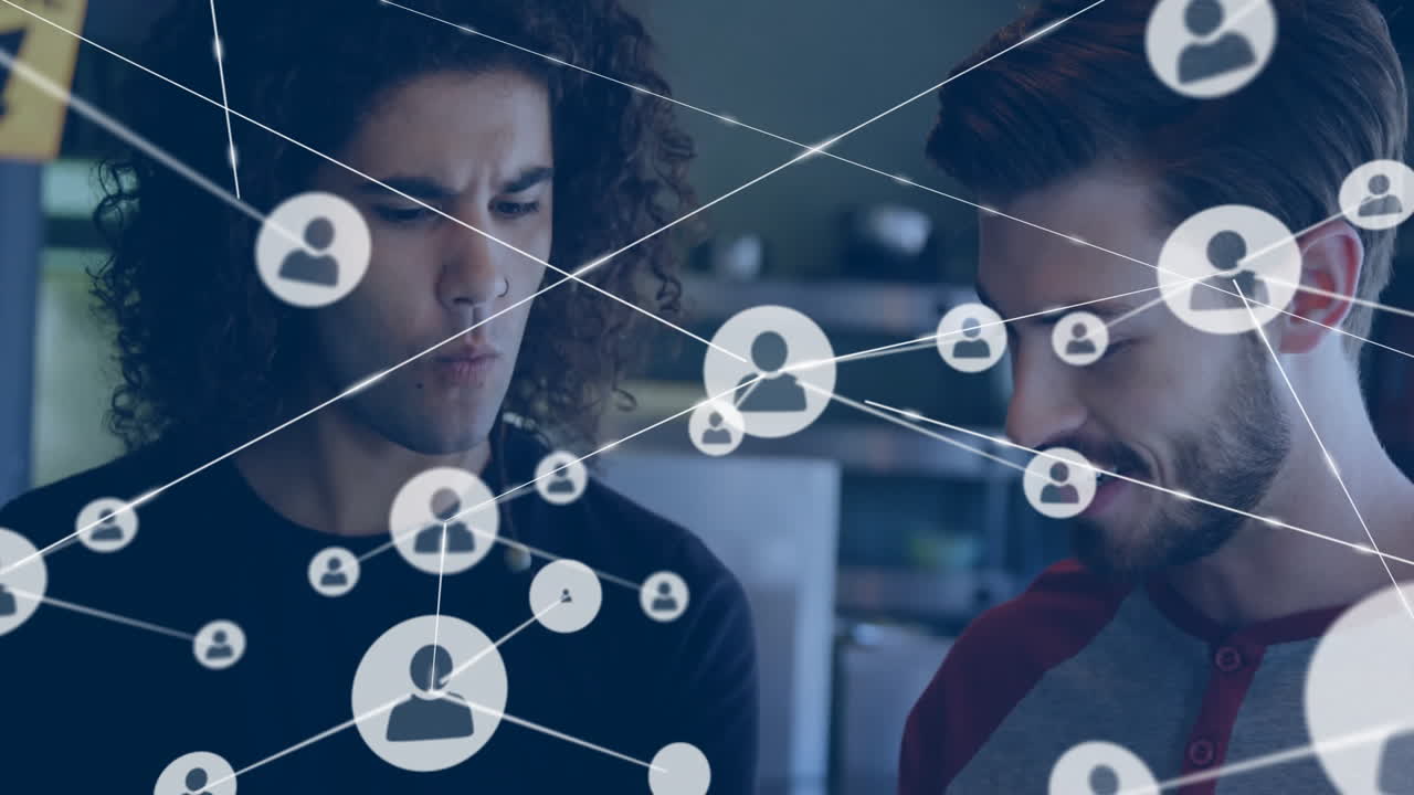 animación de la red de conexiones con las personas iconos sobre diversas personas en el café