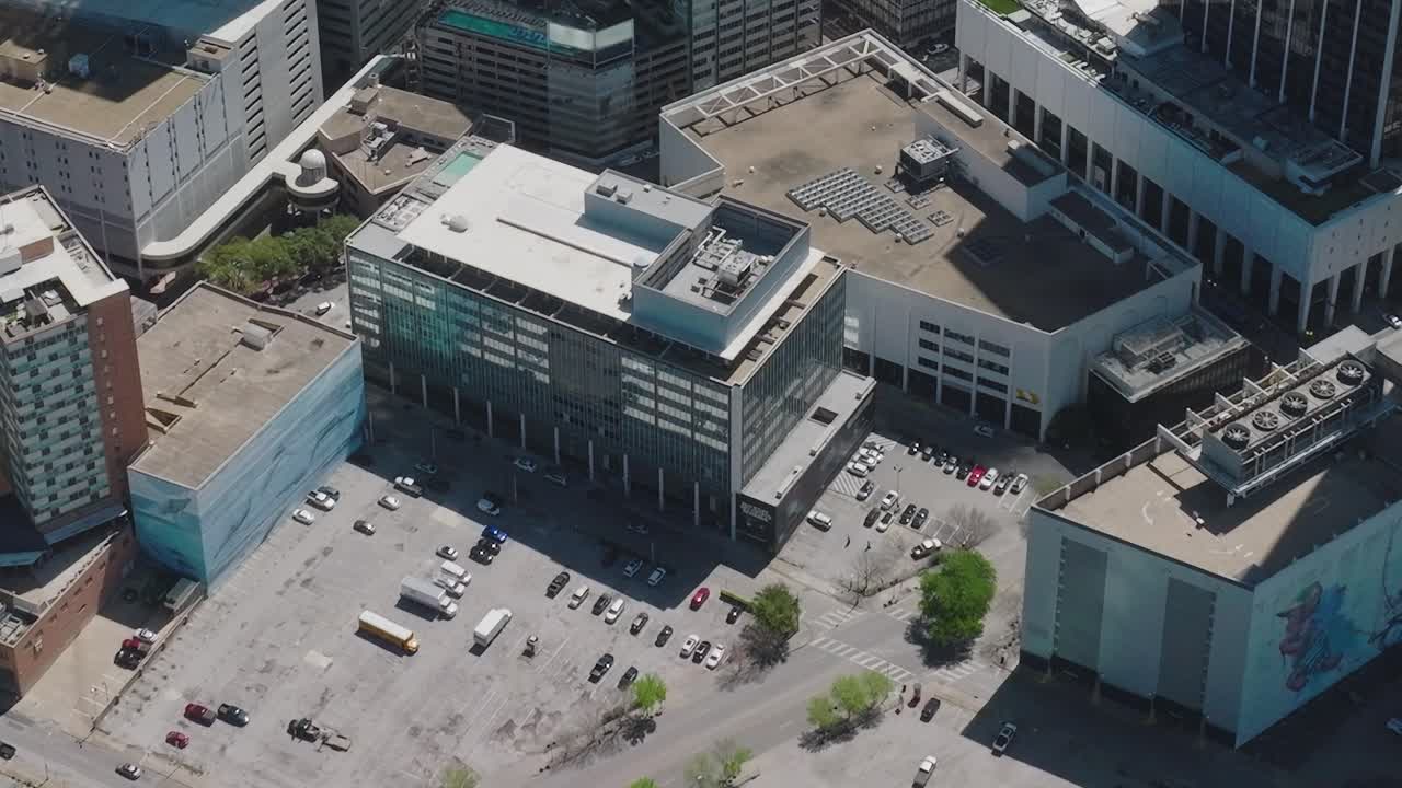 Vista del centro de Dallas con edificios y aparcamientos desde arriba