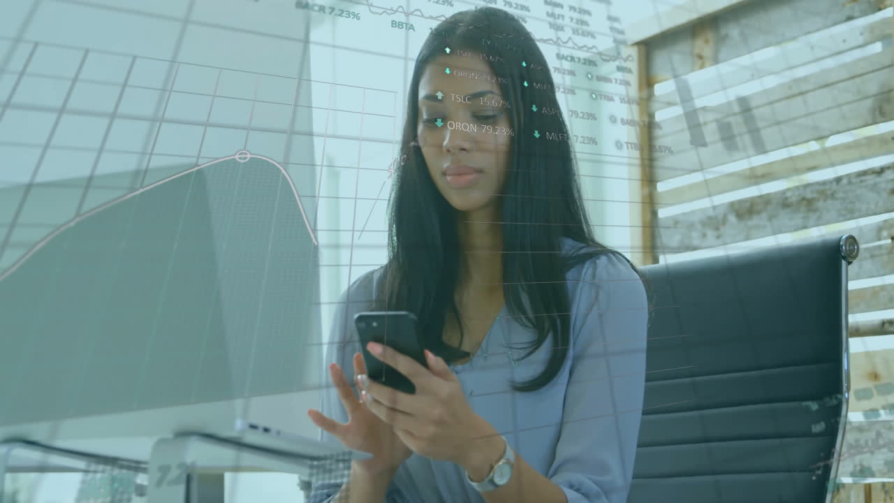 animación de diagramas y mercado de valores sobre mujer de negocios biracial usando teléfono inteligente en la oficina