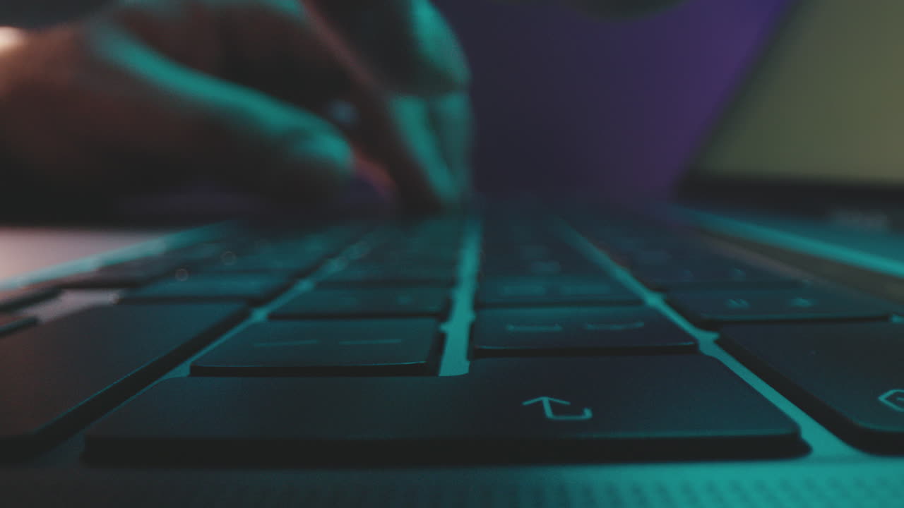 escribiendo en un teclado portátil