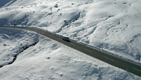 Pan-De-Izquierda-A-Derecha-Siguiendo-Un-Coche-En-La-Carretera-De-Montaña-Nevada