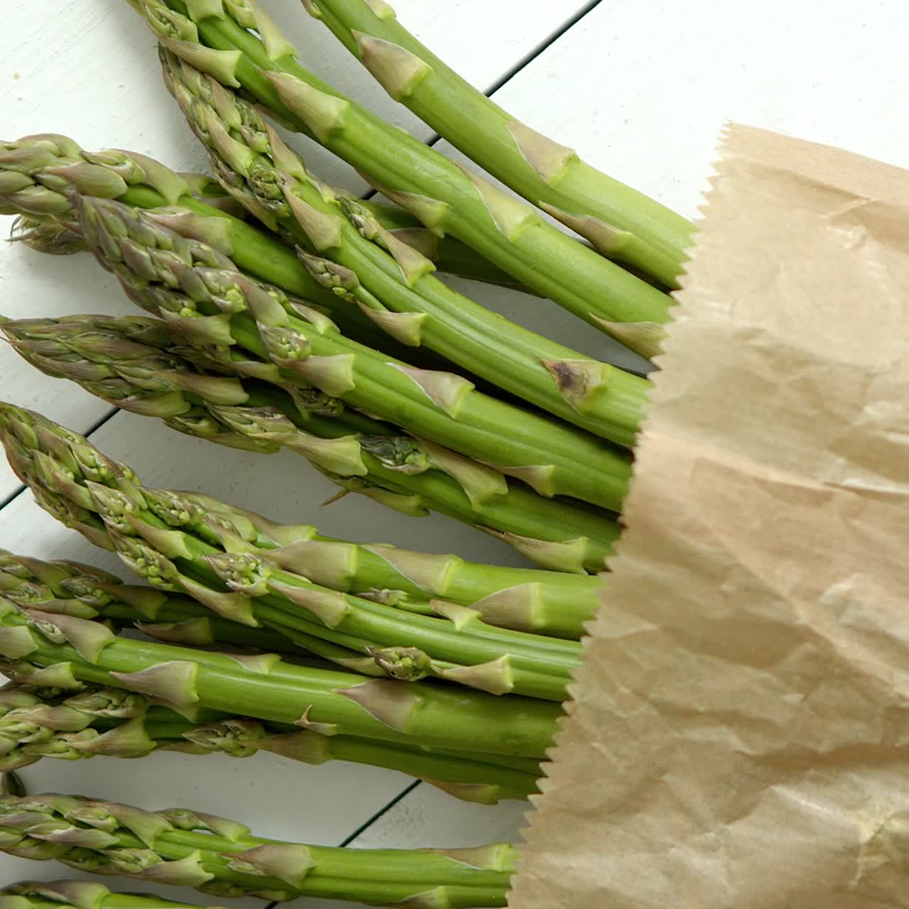 갈색 종이 가방에 신선한 녹색 아스파라거스 채식주의자를 위한 건강한 식습관 개념 음식