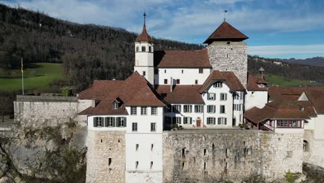 Aarburg-Aargau-Schweiz-Burgblick-Von-Der-Seite-Mit-Malerischer-Bergkulisse-Im-Hintergrund