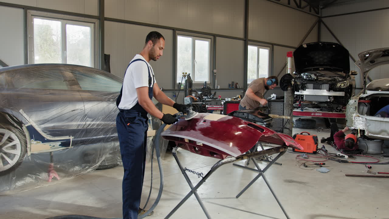reparación de carrocerías en un garaje