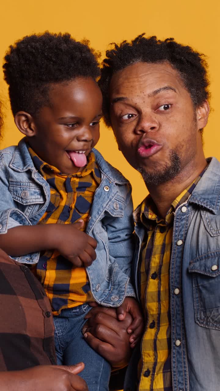 Famiglia afroamericana che scatta selfie e fa smorfie divertenti