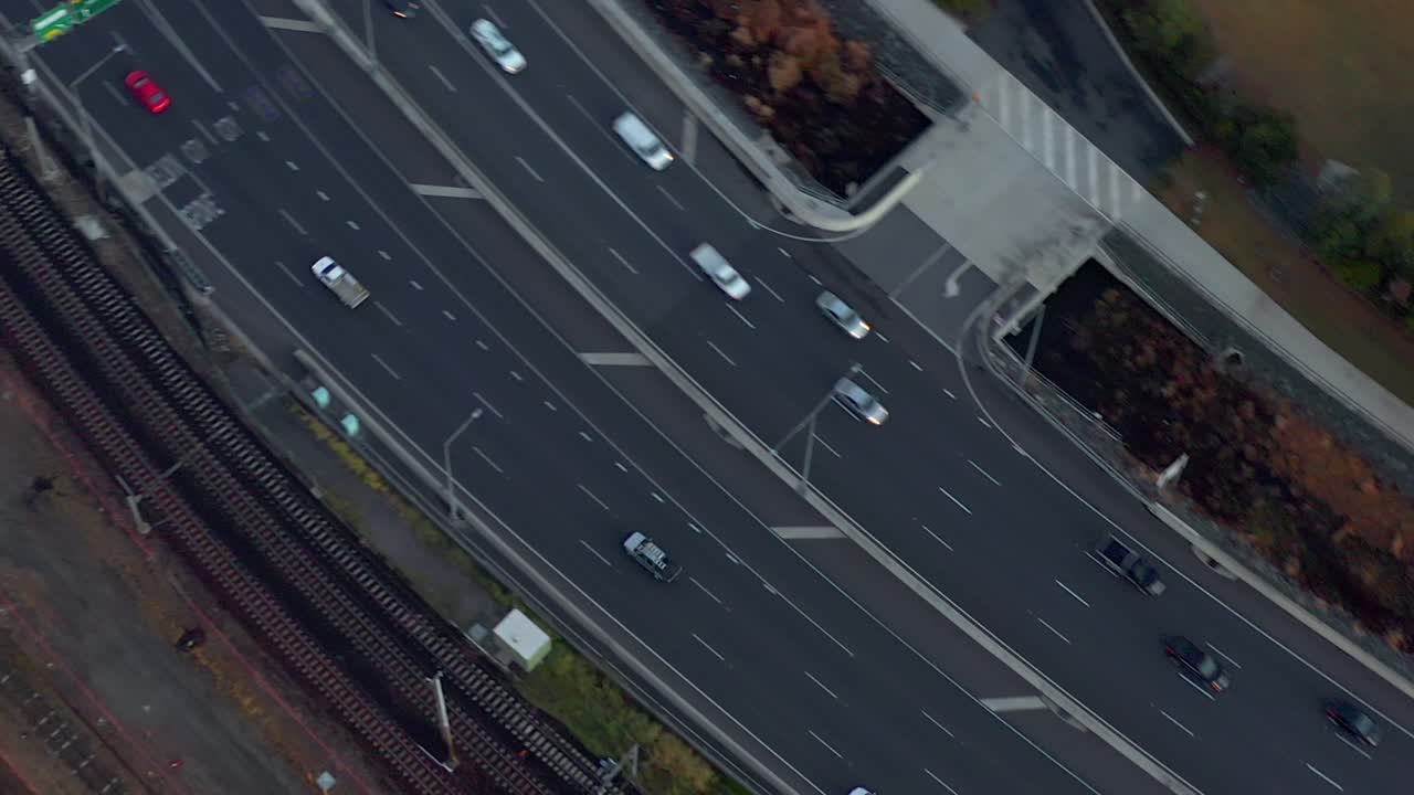 아침에 브리즈번 도심 우회로에서 빠르게 움직이는 교통의 하향식 보기 - qld australia