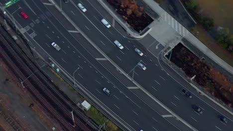 vista de arriba hacia abajo del tráfico en movimiento rápido en la circunvalación del centro de la ciudad de brisbane por la mañana - qld australia