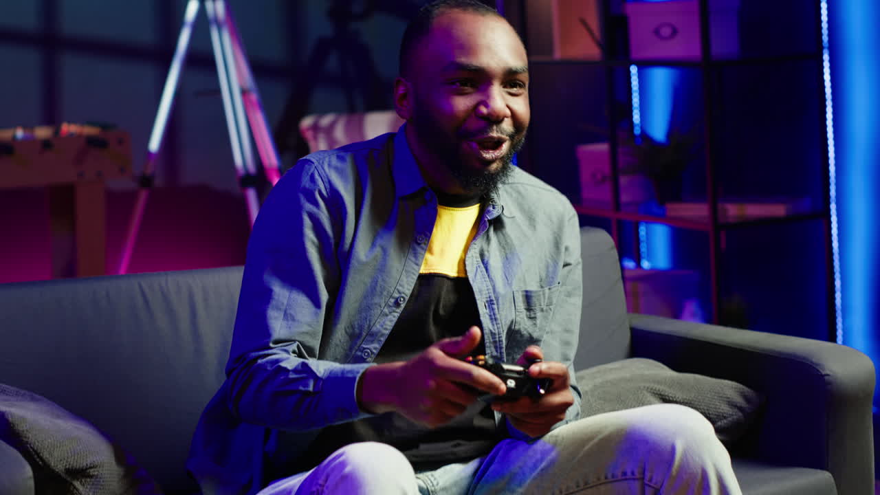 jugador regocijándose después de la victoria en el campeonato de juegos