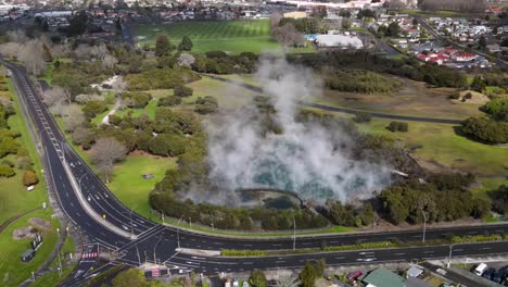 Heißes-Schlammbecken-Mit-Rauch-Im-üppigen-Park-In-Der-Stadt-In-Rotorua,-Neuseeland