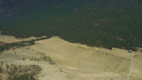 Campo-En-El-Valle-De-Las-Montañas-Rocosas