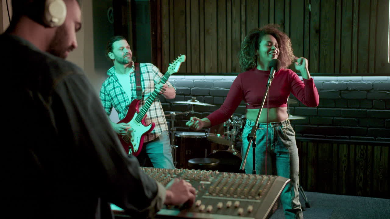 музыкальная группа в студии