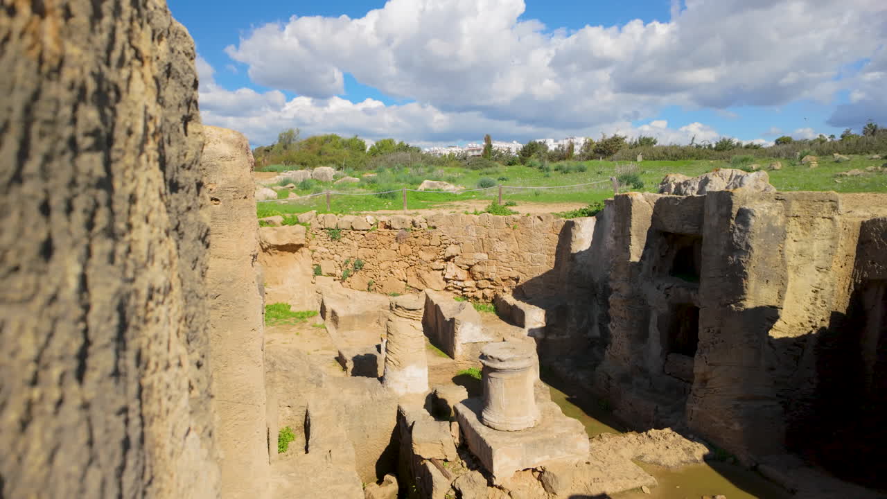 왕들의 무덤에 있는 기둥으로 된 유적의 공중 사진, 고대 장소의 배치와 규모에 대한 독특한 관점을 제공합니다.