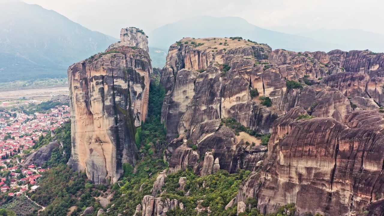 Cảnh quan địa chất Meteora với các khối đá ấn tượng nhìn từ flycam