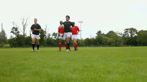 Jugadores-De-Rugby-Practicando-Juntos