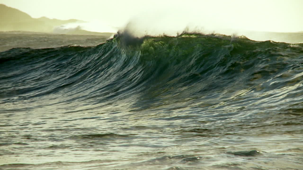 grandes olas a medida que alcanzan la cresta y se rompen en cámara lenta