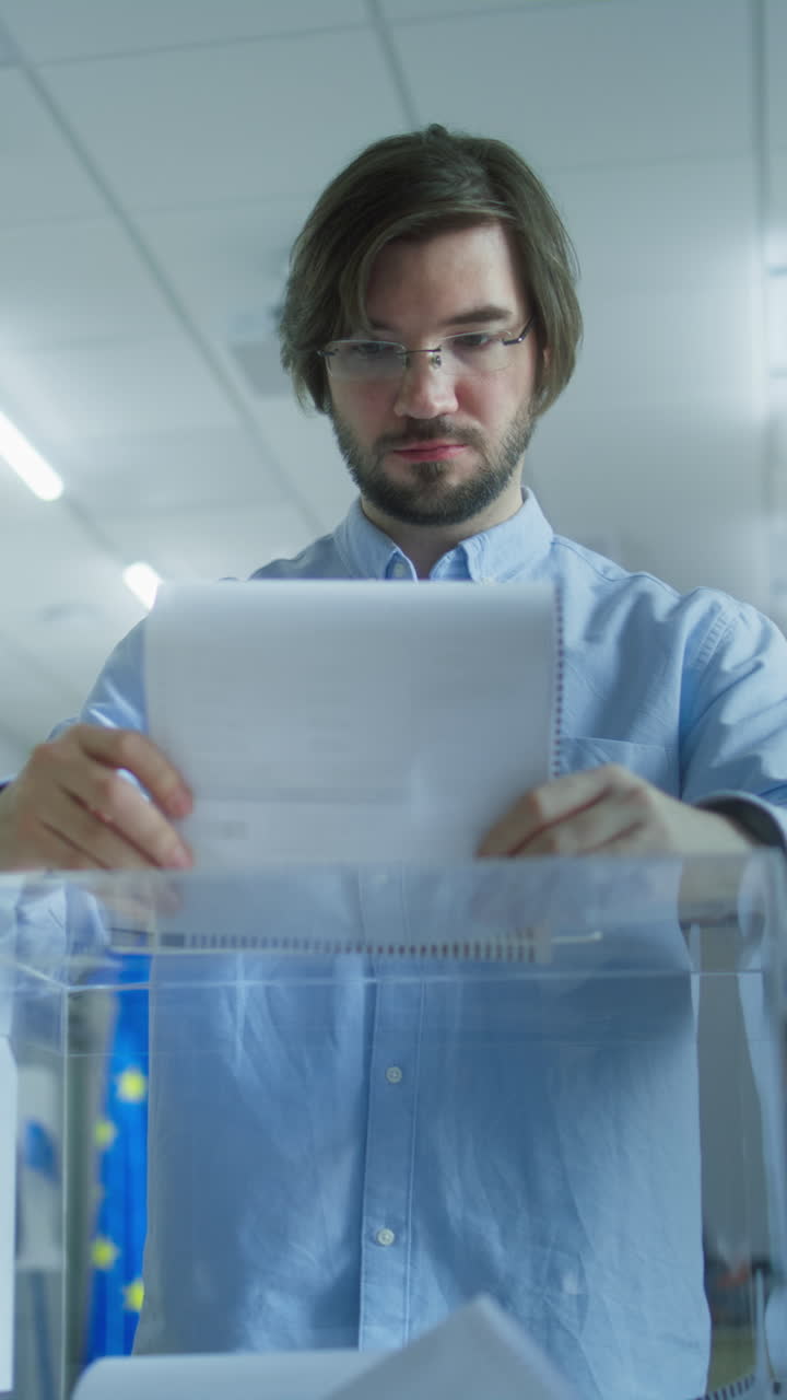 los europeos multiétnicos votan en las cabinas de votación en la estación de votación durante las elecciones de la ue. el votante caucásico pone la boleta en la caja. día de las elecciones en la unión europea. deber cívico y democracia.