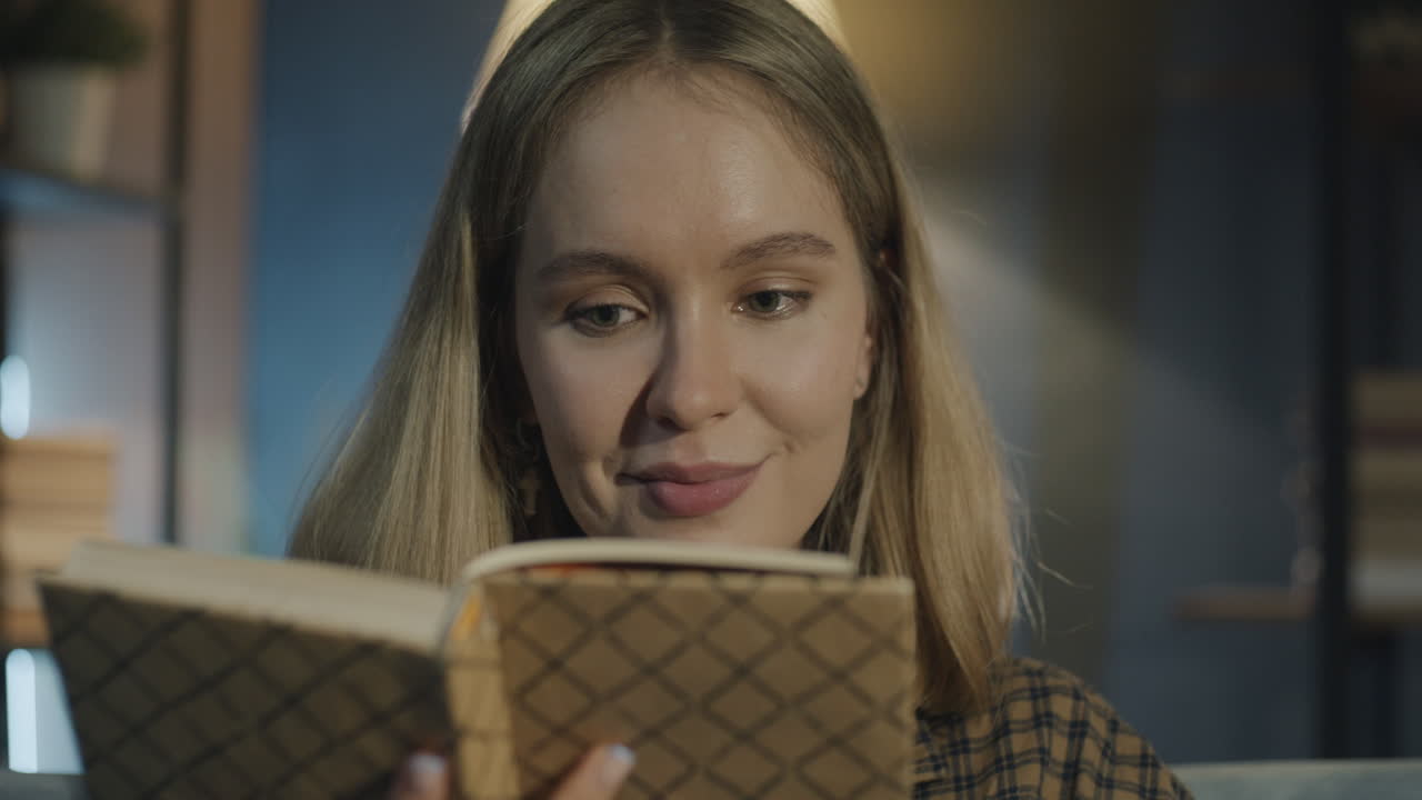 mujer leyendo un libro