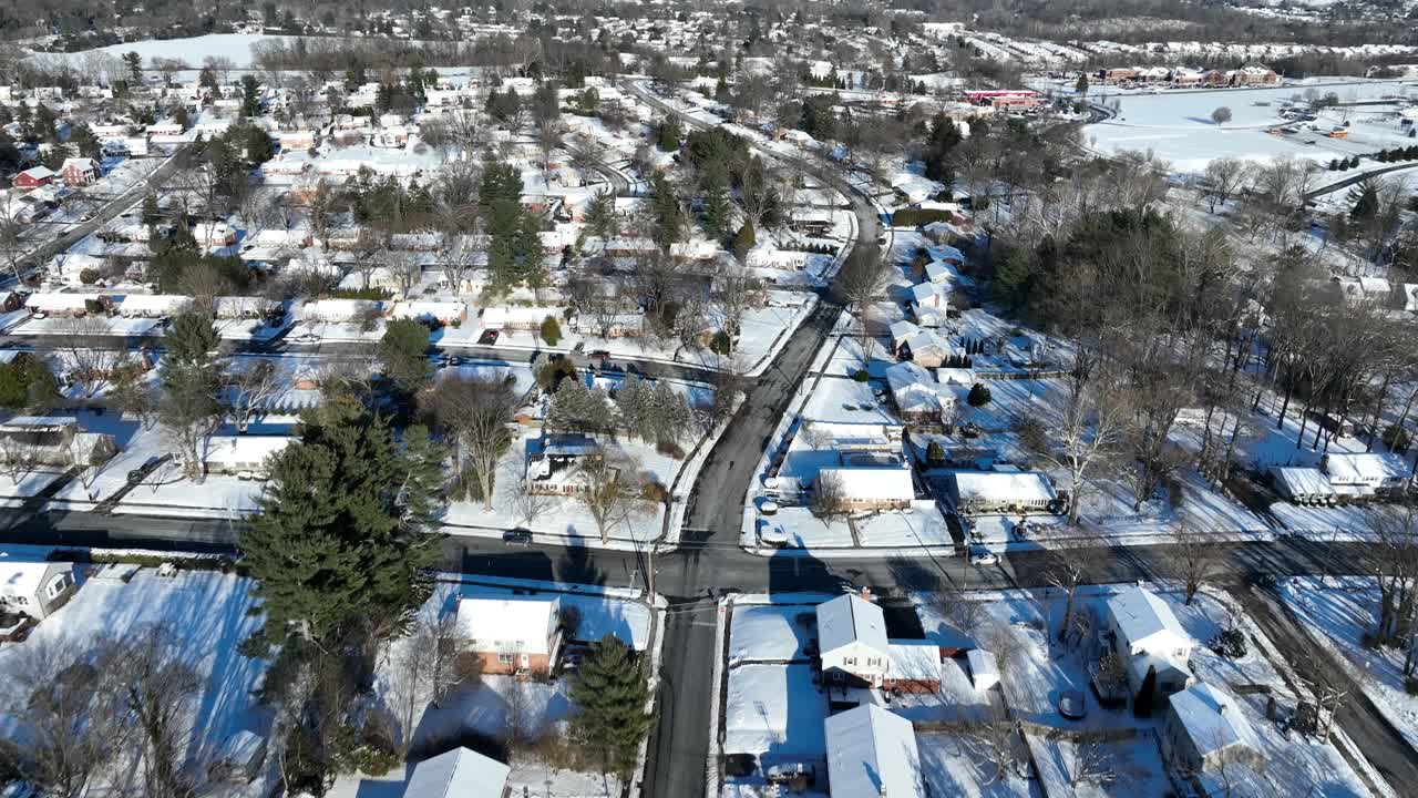 눈이 내린 미국 교외의 공중 풍경