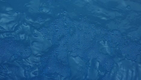 burbujas en la bañera de hidromasaje azul