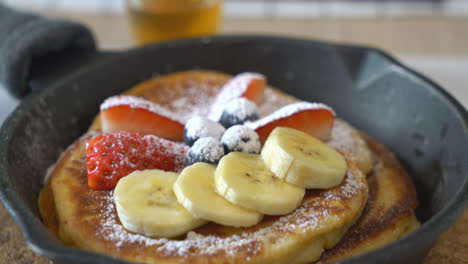 Pfannkuchen-Mit-Frischen-Erdbeerbananen-Und-Heidelbeeren