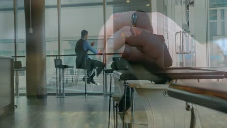 animación de escritura a mano en la computadora sobre diversas personas de negocios en la oficina
