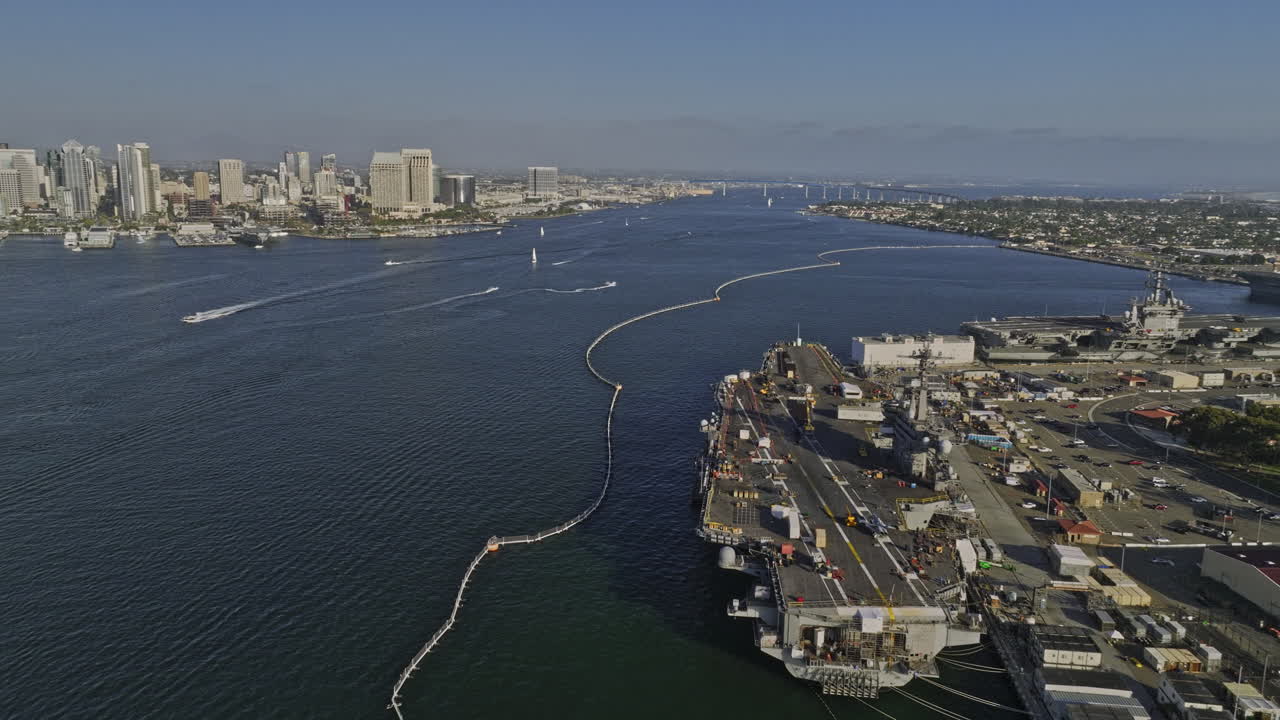 샌디에고 캘리포니아 공중 v85는 북섬 코로나도의 항공모함 주위를 비행하며 낮에는 만 건너 시내 도시 경관을 내려다보고 있습니다. - 매빅 3 시네로 촬영 - 2022년 9월