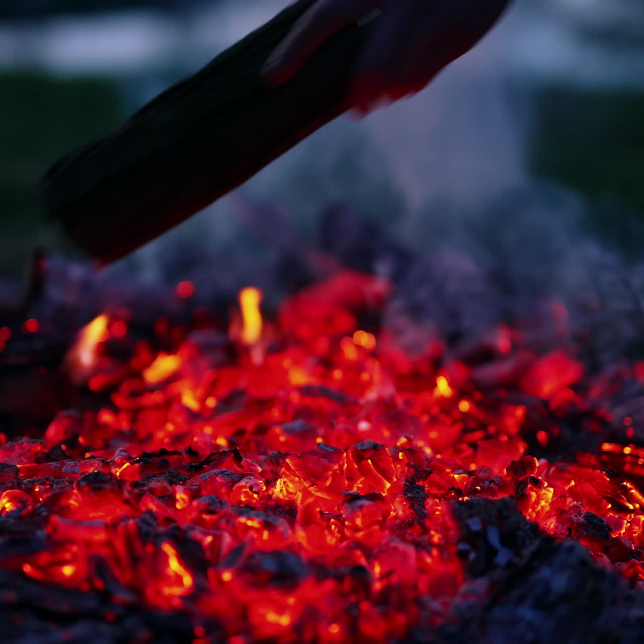 벽난로에서 연료를 태우는 것