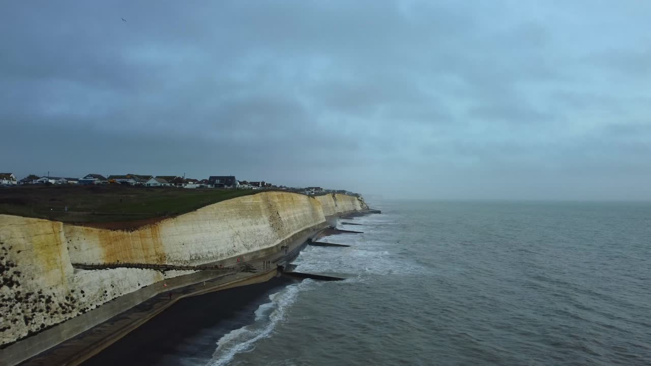 Brighton yakınlarındaki Peacehaven'da tebeşir kayalıklarına sahip İngiliz sahilinin drone çekimi.