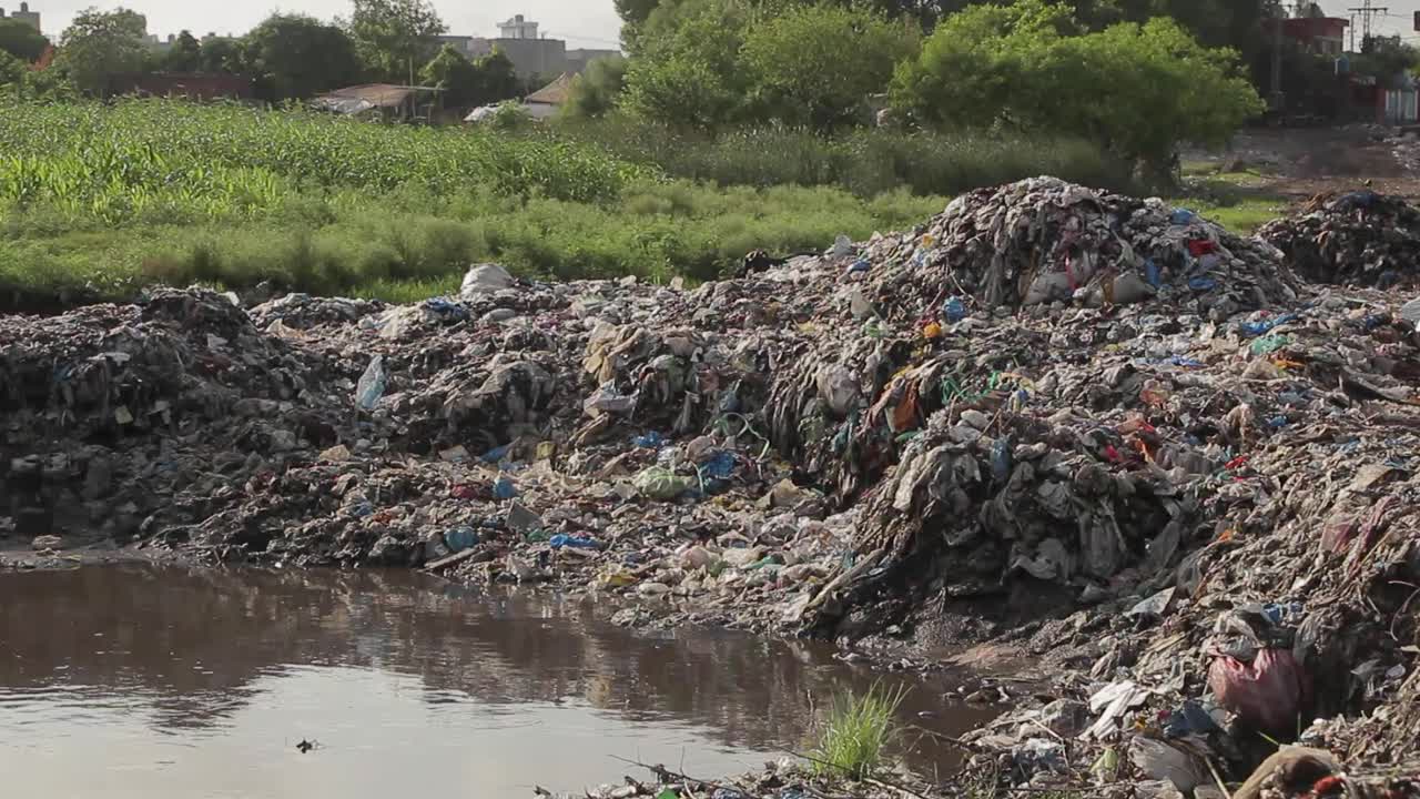 toma de primer plano del vertedero de basura de desechos tóxicos, contaminación insalubre vertida
