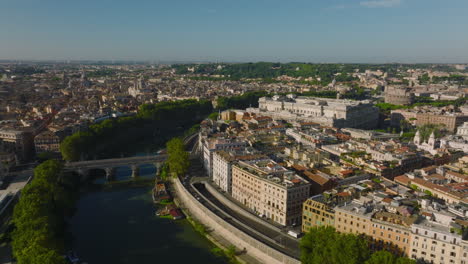 Imágenes-Cinematográficas-Aéreas-De-La-Curva-Del-Río-Tiber-Y-Los-Edificios-En-El-Paseo-Marítimo.-Río-Bordeado-Por-Hileras-De-árboles-Verdes.-Roma,-Italia