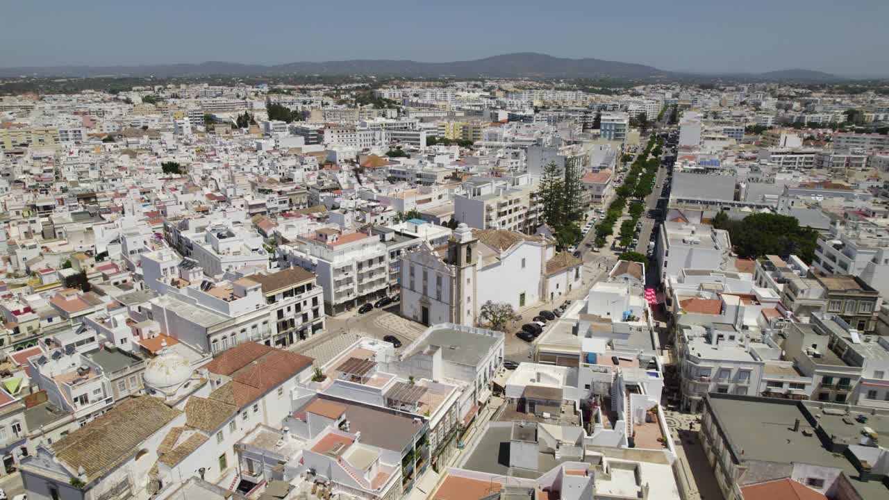 vista aérea del paisaje urbano de olhão con la iglesia de nossa senhora do rosário
